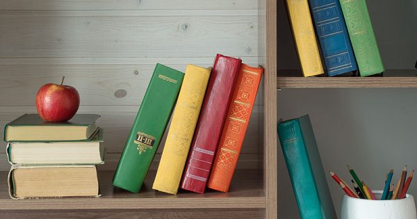 Come mettere in ordine libri e cd nella libreria - Donna Moderna
