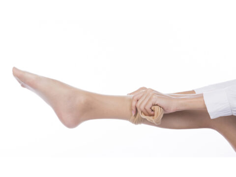 Gambe sgonfie e riposate con le calze elastiche