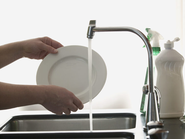 Come lavare i piatti