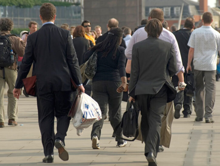 Lavoratori escono dall'azienda