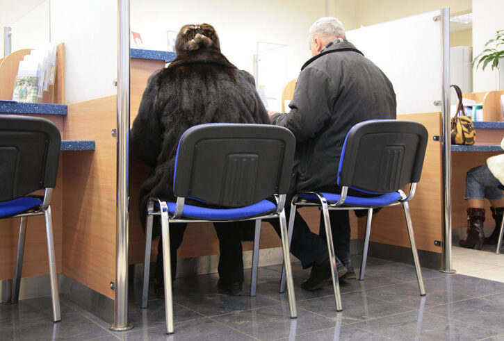 uomo e donna in banca