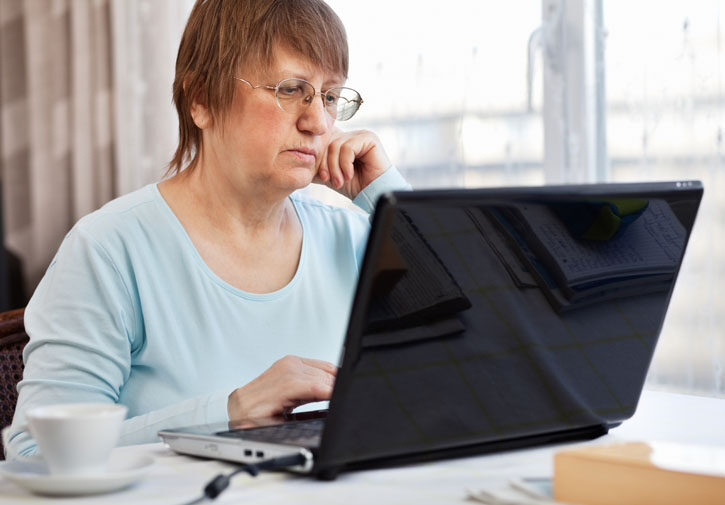 donna al computer di casa