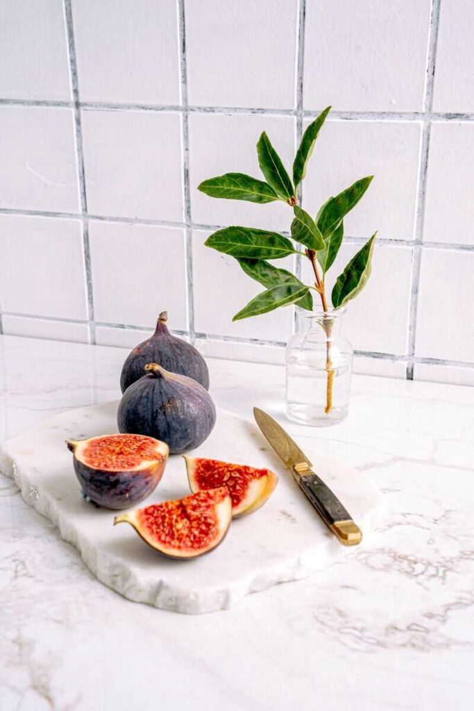 fichi d'india tagliati con coltello vicino