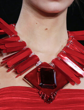 Big is better: le maxi collane sono l’accessorio must have a cui non potrai dire di no