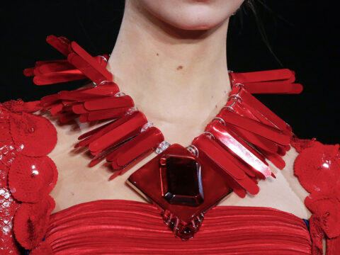 Big is better: le maxi collane sono l’accessorio must have a cui non potrai dire di no