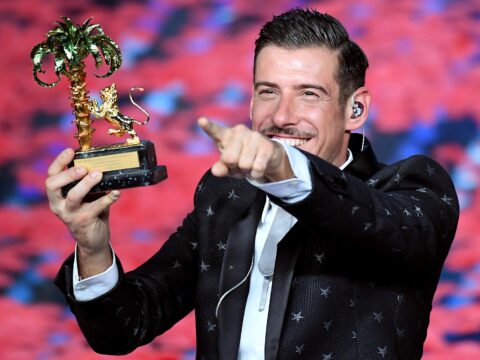 Sanremo 2017 è Francesco Gabbani e il suo Occidentali's karma