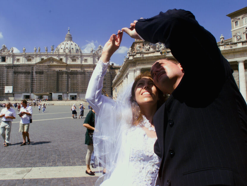 Coppia di sposi in piazza San Pietro a Roma