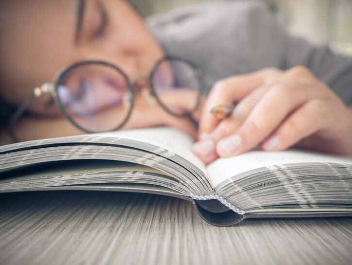 Donna noia libro occhiali