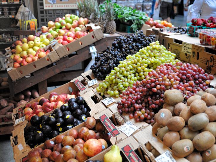 Mercato frutta e verdura uva kiwi