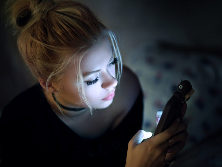 Ragazza cellulare buio