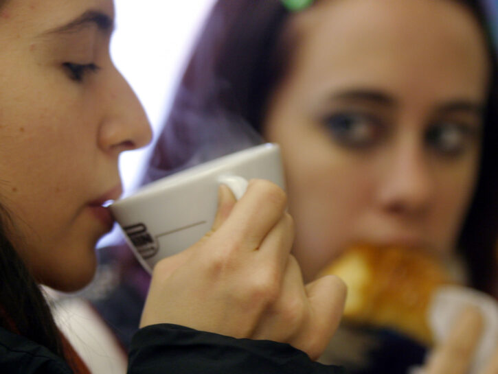 Ragazze colazione al bar brioche