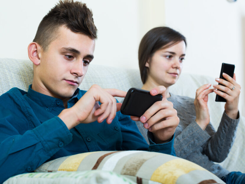 Ragazzi cellulari tablet in casa