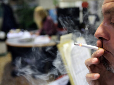 Non si può licenziare un dipendente per una sigaretta