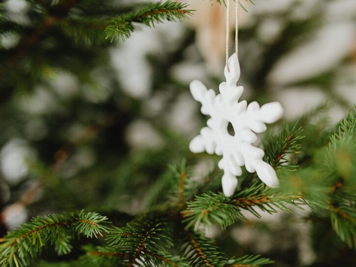 Come fare fiocchi di neve da appendere all'albero di Natale