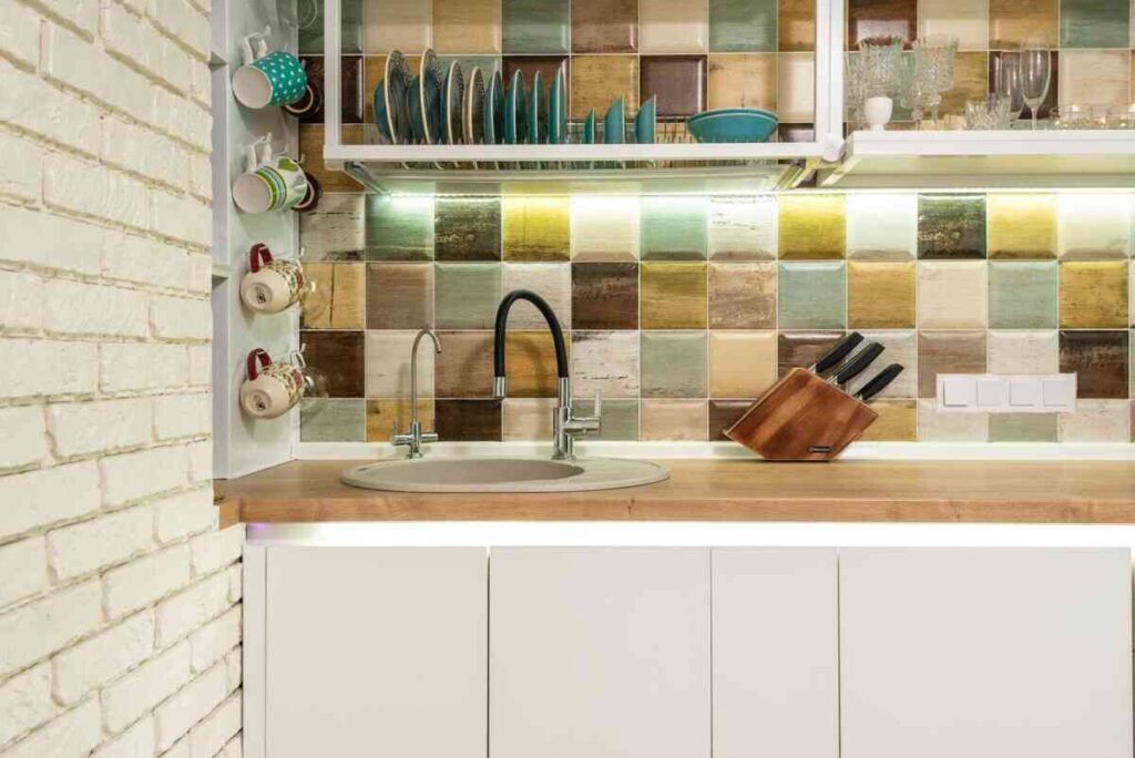 cucina con piastrelle colorate