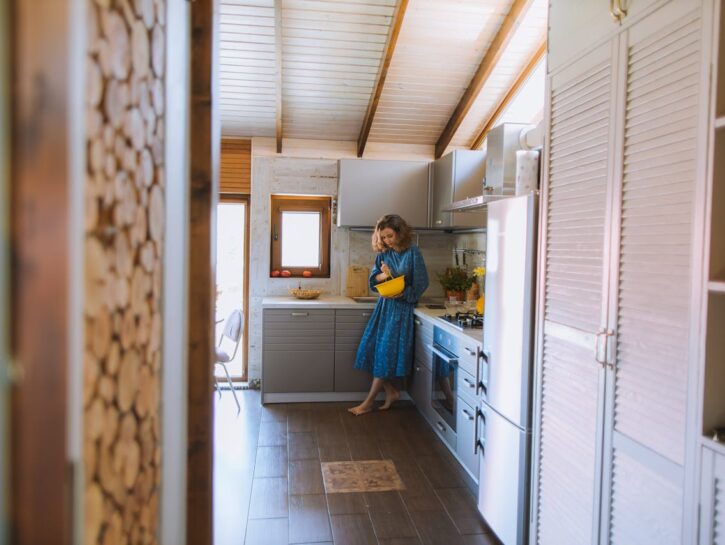 Dall’effetto cozy al moderno: guida all’illuminazione della mansarda