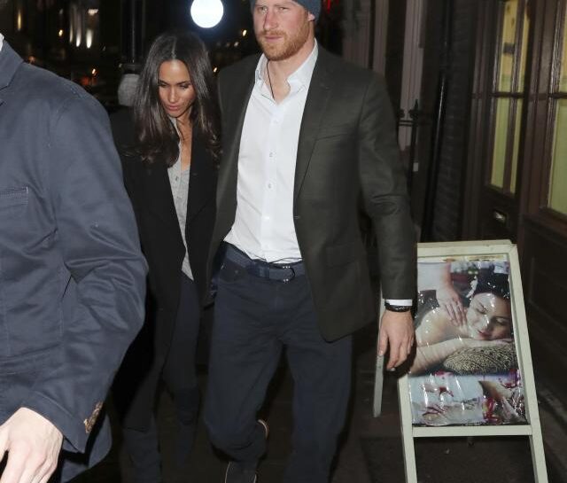 Protegge la fidanzata Meghan dai paparazzi il principe Harry mentre escono da un ristorante nel cuo