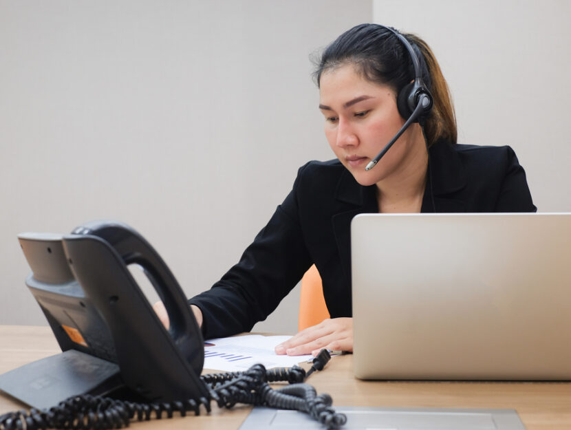 Operatore telefonico ragazza portatile scrivania