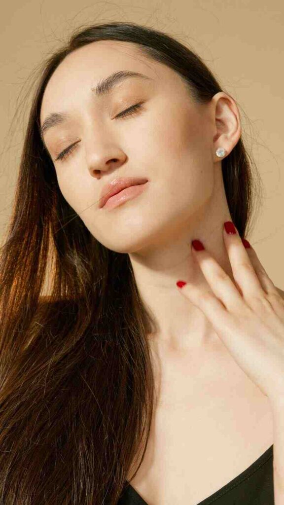 Viso donna con occhi socchiusi