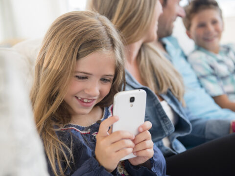 Bambini e cellulare: arrivano i nuovi appuntamenti di “Un caffè con Donna Moderna”