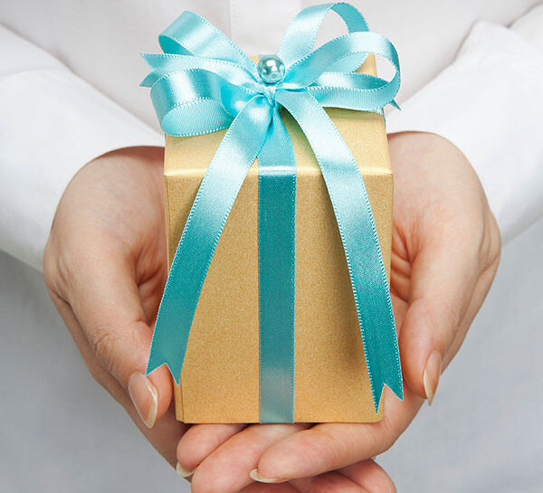 Regalo pacchetto mani donna