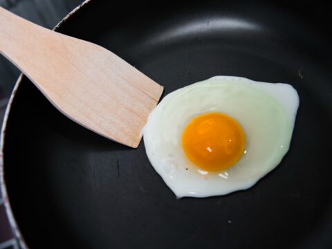 Mangiare un uovo al giorno fa male?