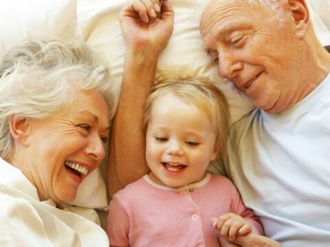 Dormire dai nonni per una sera: quando iniziare?