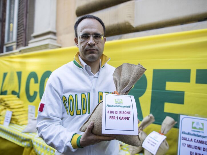 Il presidente della Coldiretti Roberto Moncalvo durante la protesta organizzata dalla Coldiretti davanti al Ministero delle Politiche agricole a Roma, 13 aprile 2017