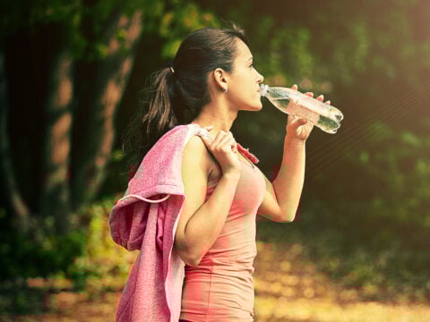 Cosa succede al corpo se si beve troppa acqua