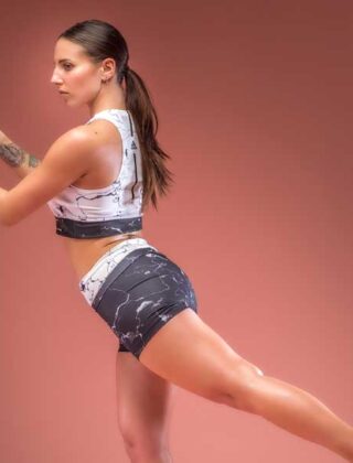 Glutei: l'esercizio che si fa in piedi