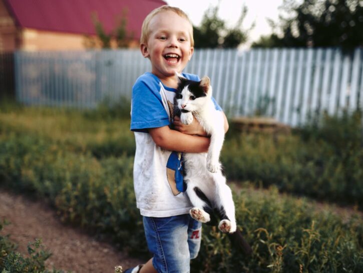 Come aiutare un bambino a superare la perdita di un gatto