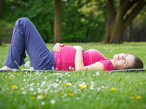 8 consigli per le gambe gonfie in gravidanza