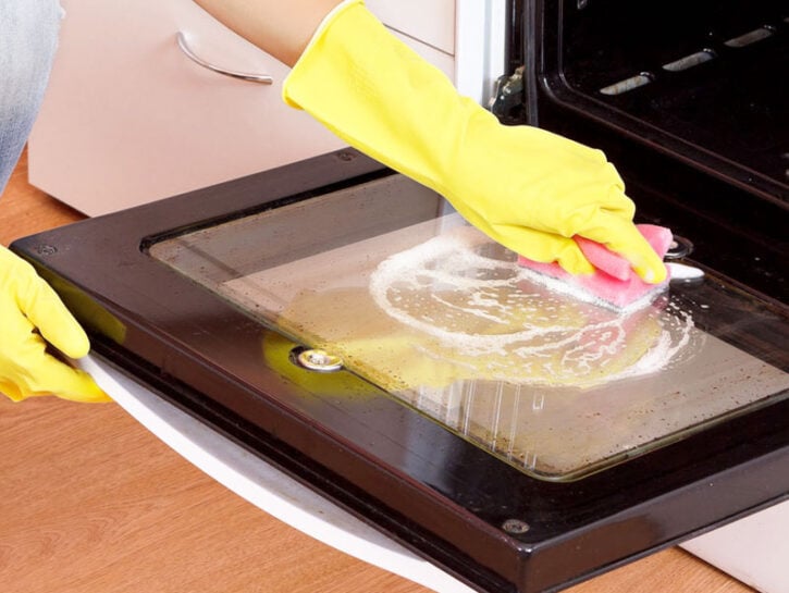 Una parte del forno che di solito si fa fatica a pulire efficacemente è l'interno del vetro. Grasso