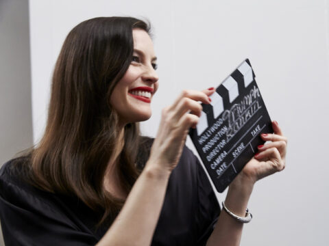 Liv Tyler posa per la campagna Triumph Essence