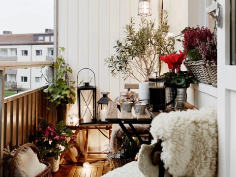 Quando il balcone è lungo e stretto: idee furbe per arredarlo
