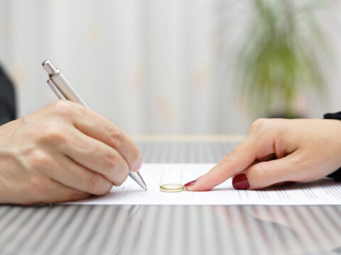 Guadagni mille euro al mese? Niente assegno di divorzio