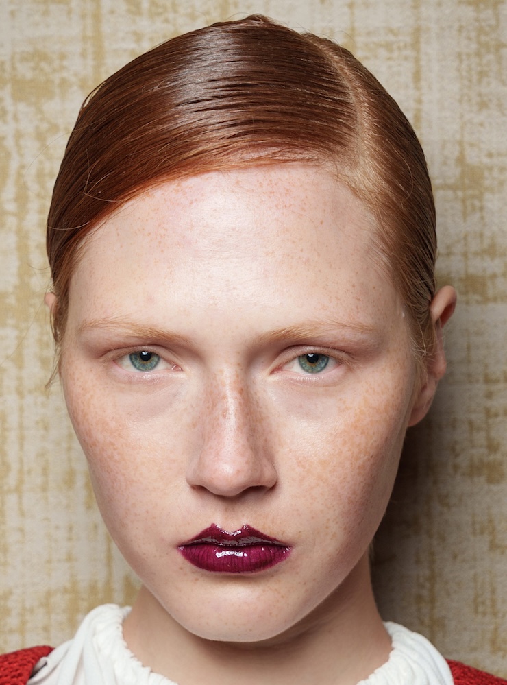 modella con rossetto borgogna lucido
