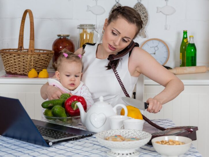 Mamma bambina cucina casalinga multitasking