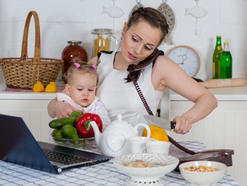 Mamma bambina cucina casalinga multitasking