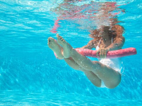 Come snellire le gambe con gli esercizi in acqua
