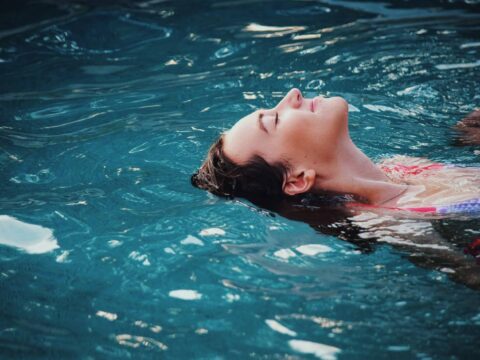 Come proteggere i capelli dall'acqua di mare