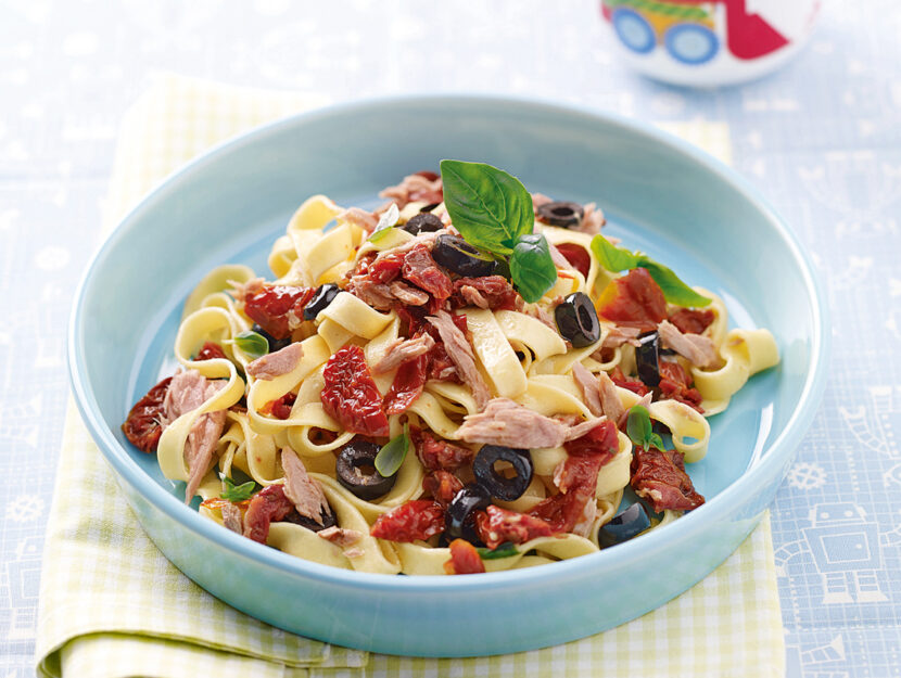 Pasta al tonno in scatola con olive e pomodori secchi