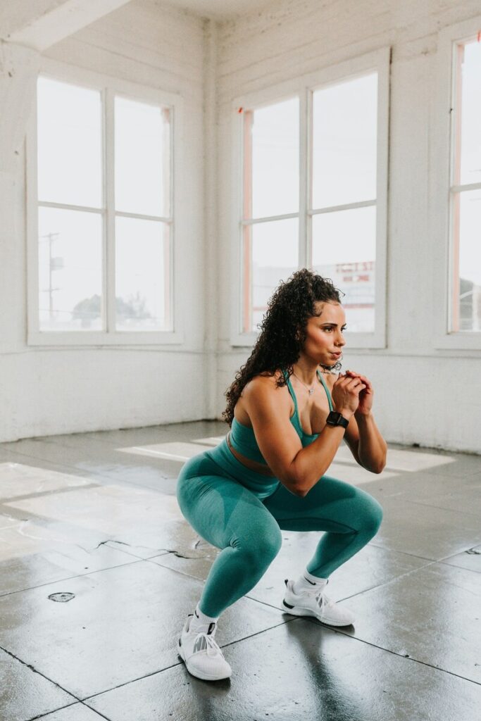ragazza che fa squat