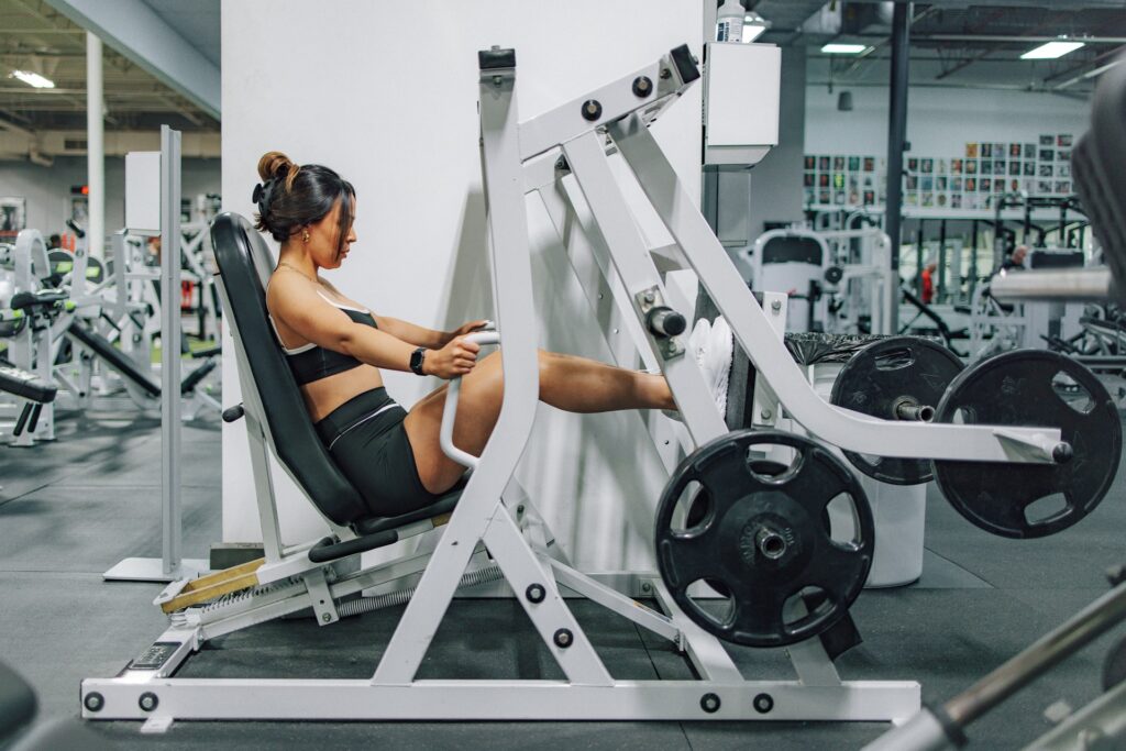 ragazza che si allena in palestra