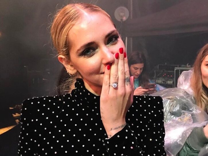 Ecco Chiara Ferragni che mostra sui social l'anello di fidanzamento che Fedez le ha regalato.