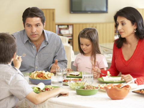 8 frasi da non dire ai bambini a tavola