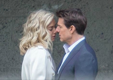 Tom Cruise tenero con la nuova fidanzata Vanessa Kirby di The Crown