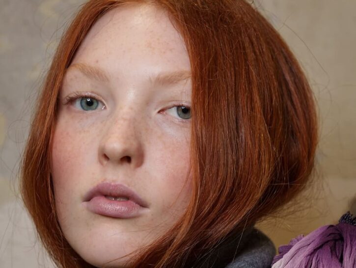Capelli rossi: come valorizzarli con make up, look e accessori