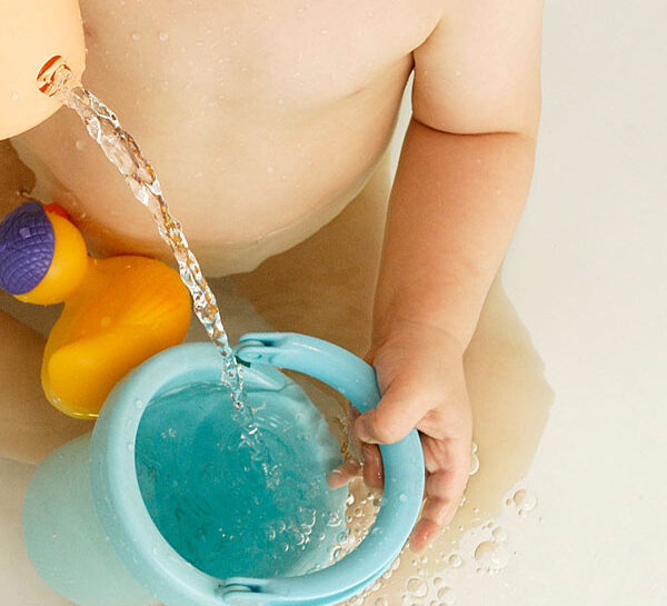 Giocare ai travasi d'acqua