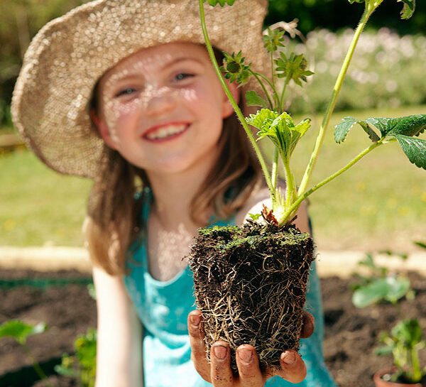 I bambini e il contatto con la terra